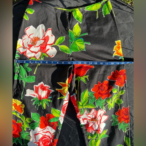 TAPP New York Red Floral Capri Pants (8) - Picture 15 of 17